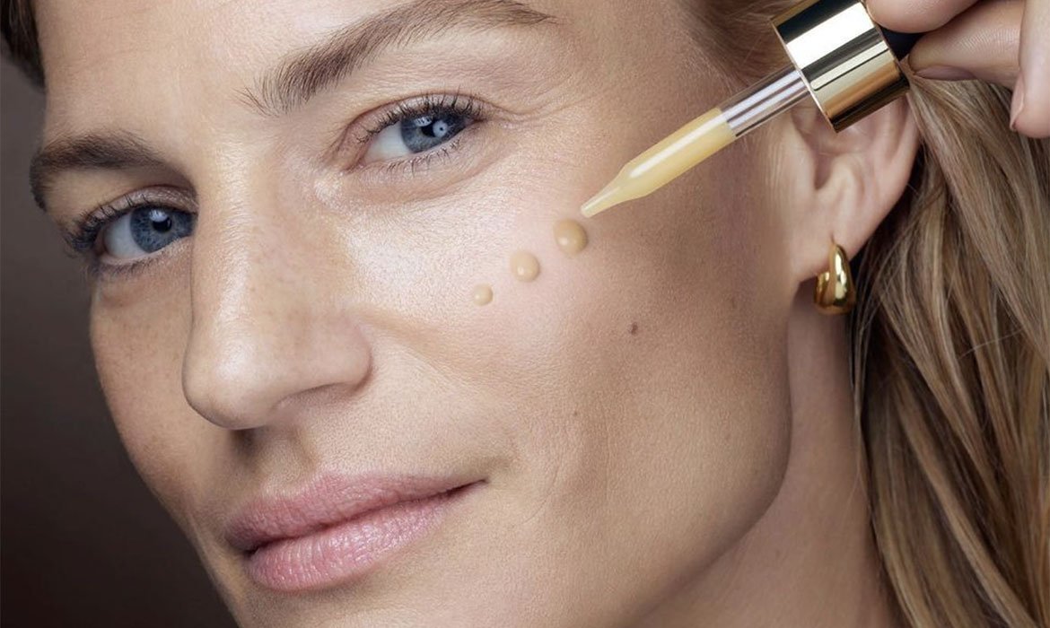 Combate el estrés oxidativo de tu piel con la ayuda del nuevo Midnight Serum de la gama Age Perfect de L’Oréal Paris.